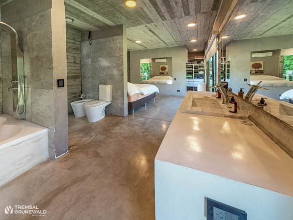Interior de casa moderna en San Diego con baño abierto y diseño minimalista