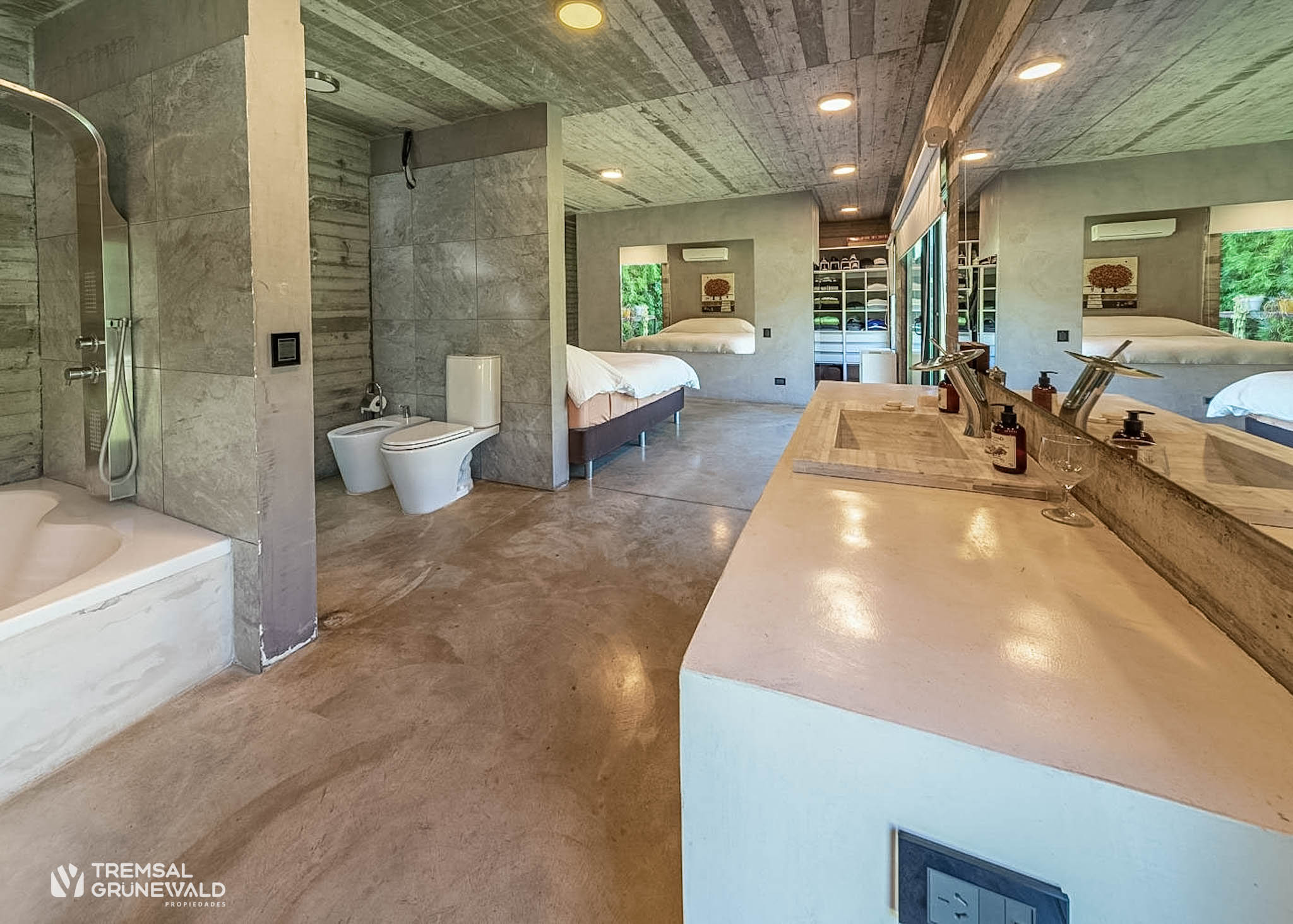 Interior de casa moderna en San Diego con baño abierto y diseño minimalista
