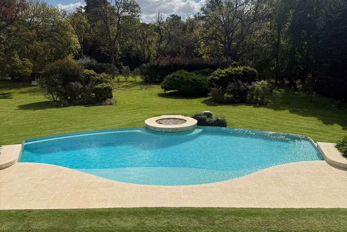 Piscina con parque privado arbolado en casa de gran categoría en San Diego Country Club