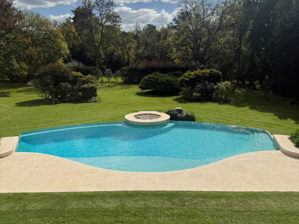 Piscina con parque privado arbolado en casa de gran categoría en San Diego Country Club