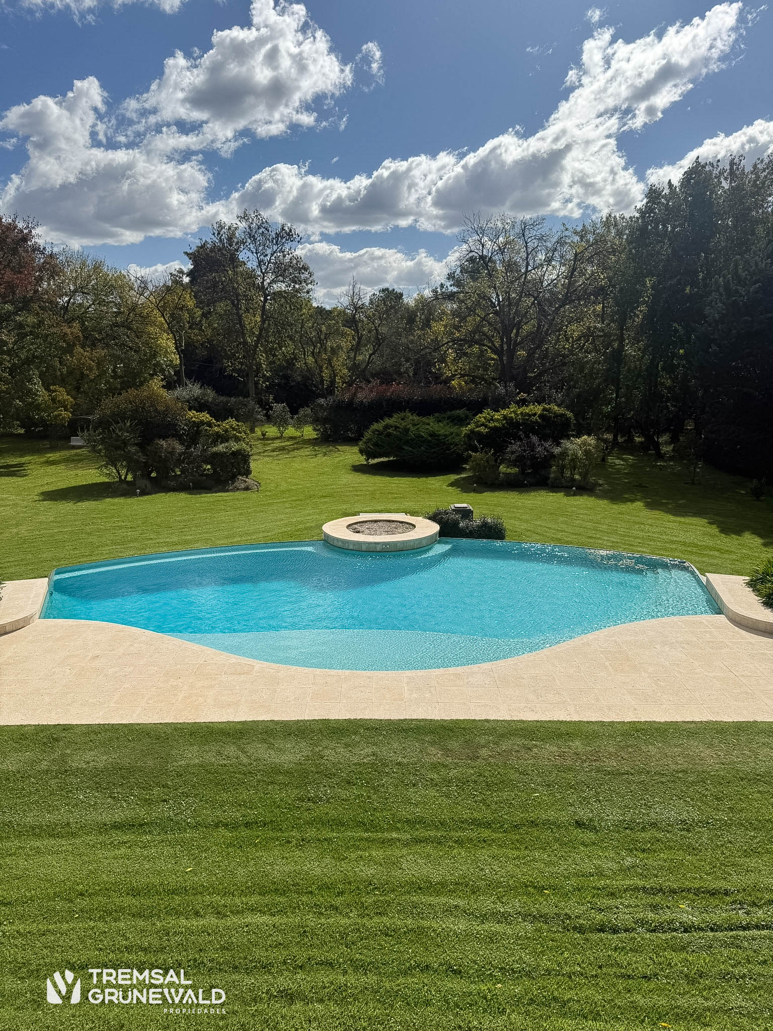 Piscina con parque privado arbolado en casa de gran categoría en San Diego Country Club