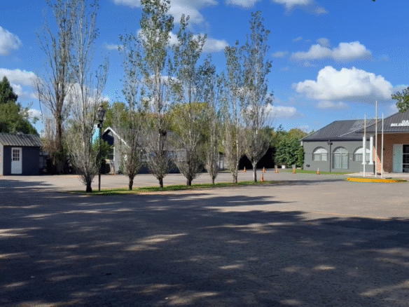 Colegio Oakwood en San Diego Club de Campo con acceso y entorno arbolado