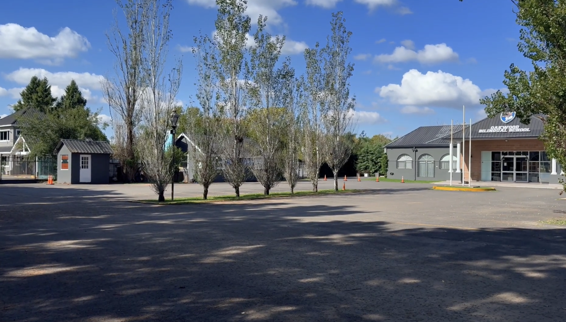 Colegio Oakwood en San Diego Club de Campo con acceso y entorno arbolado