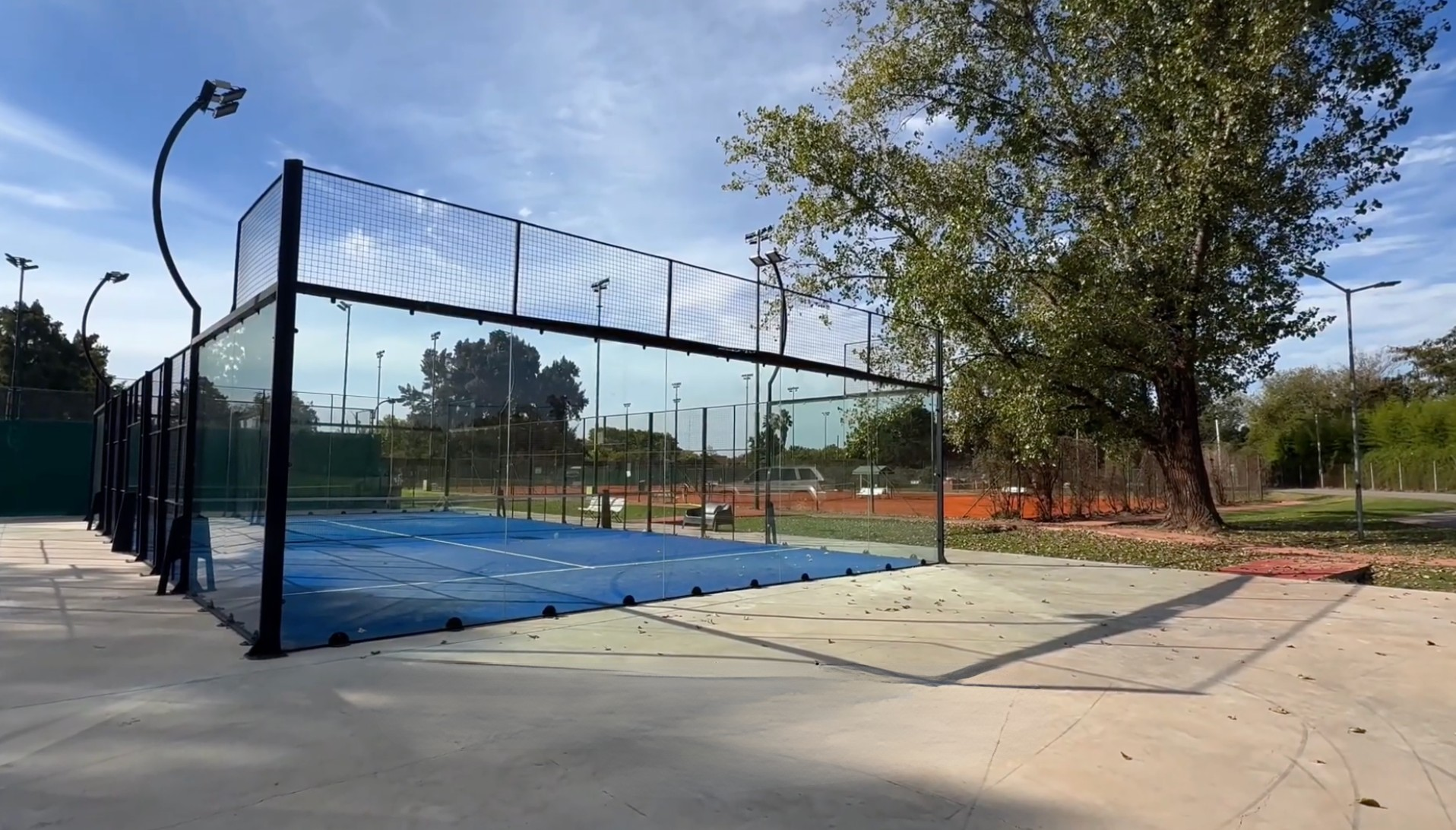 Canchas de pádel y tenis dentro de San Diego con espacios deportivos rodeados de naturaleza