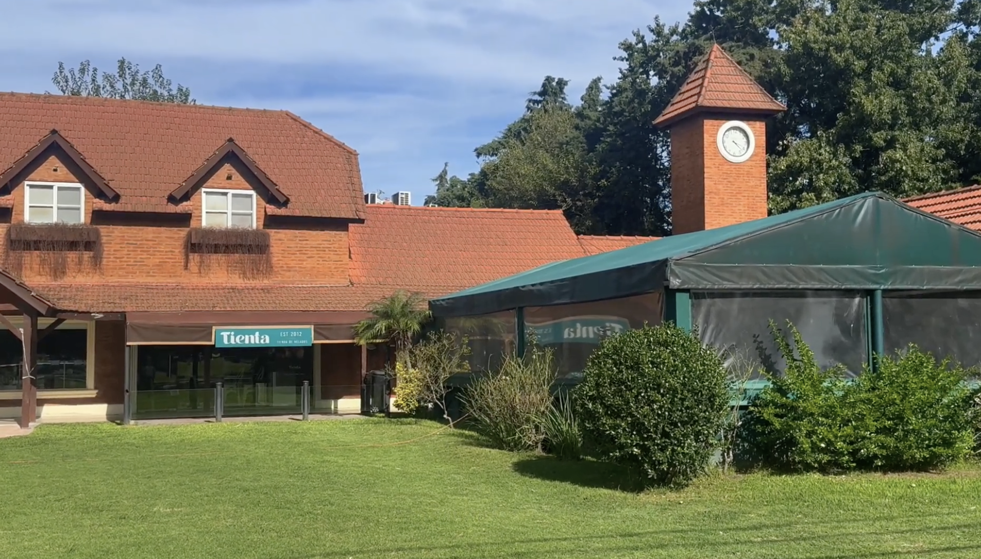 Restaurante y paseo de compras en San Diego Club de Campo con espacios al aire libre