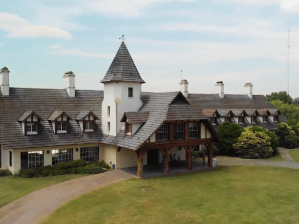 House principal de San Diego Country Club, el clubhouse de estilo normando construido en los primeros años del country