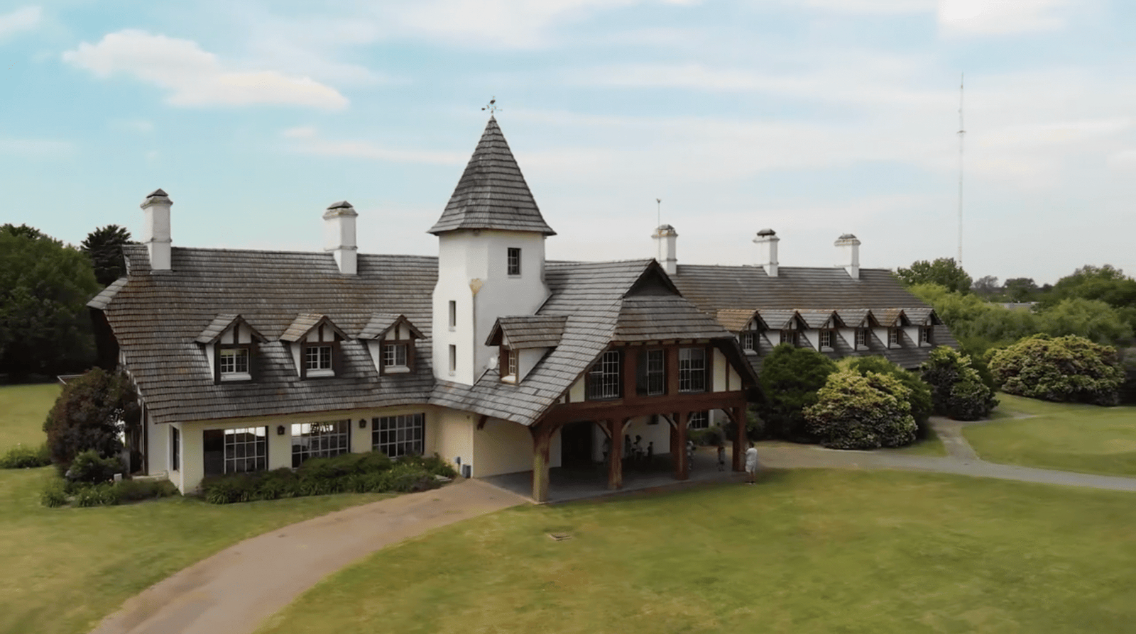 House principal de San Diego Country Club, el clubhouse de estilo normando construido en los primeros años del country