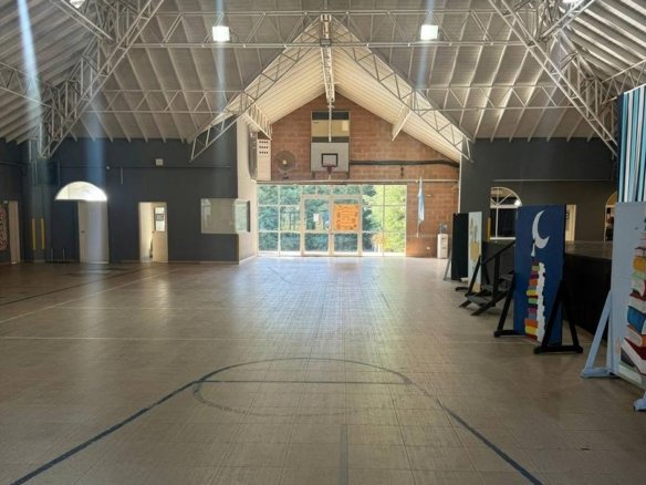 Gimnasio cubierto del colegio Oakwood Bilingual School cerca de San Diego Country