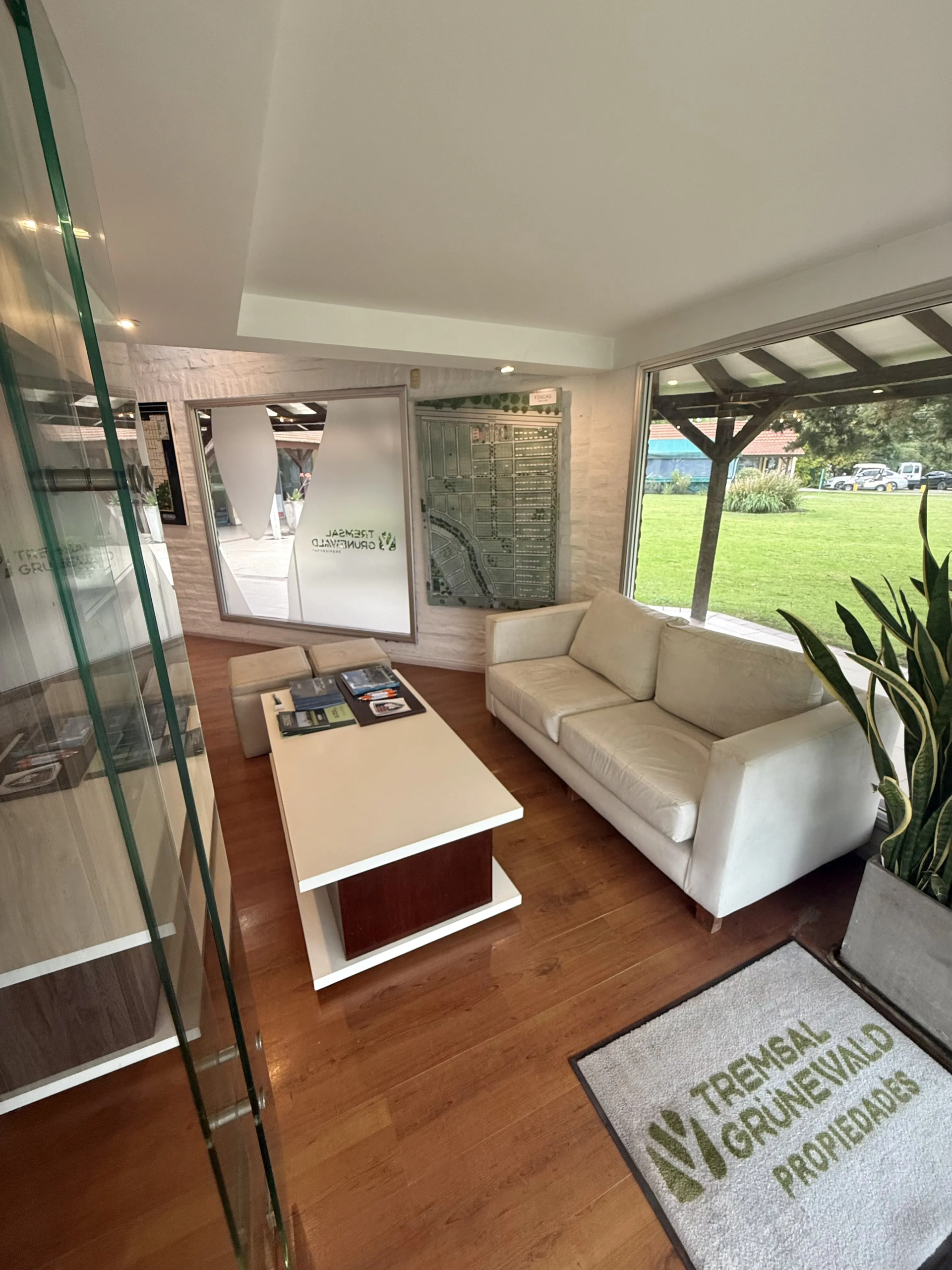 Interior de la oficina de Tremsal Grünewald Propiedades en San Diego Country Club