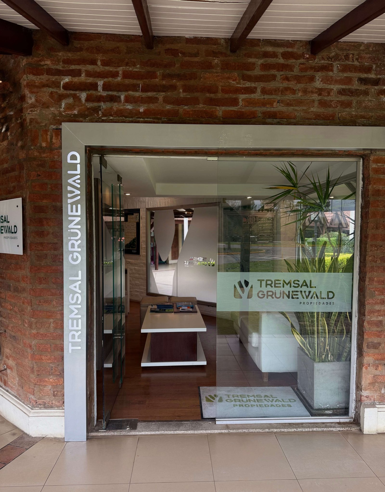 Oficina de Tremsal Grünewald Propiedades en el paseo de compras de San Diego Country Club