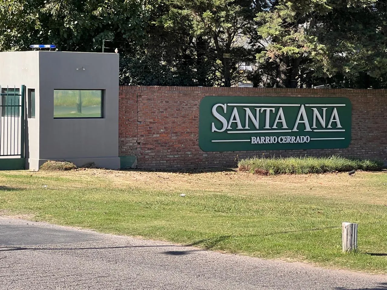 Acceso al Barrio Cerrado Santa Ana en Francisco Álvarez, Moreno