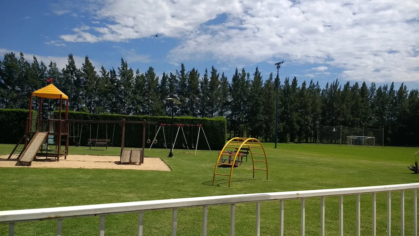 Plaza de juegos y espacio verde para chicos en Barrio Cerrado Santa Ana