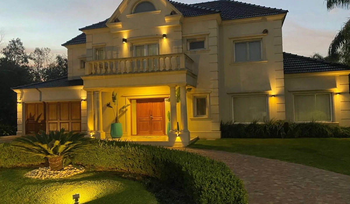 Casa de dos plantas en Barrio Cerrado Santa Ana, Moreno