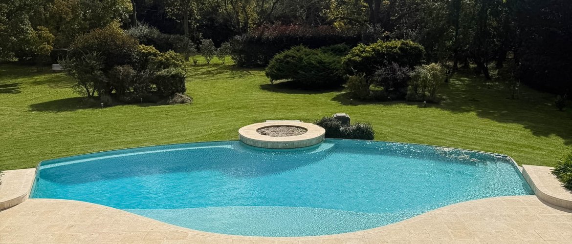 Piscina con parque privado arbolado en casa de gran categoría en San Diego Country Club
